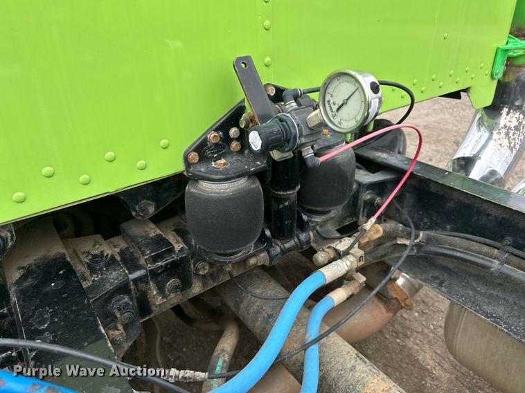 image for item EN2559 2004 Peterbilt  379 semi truck