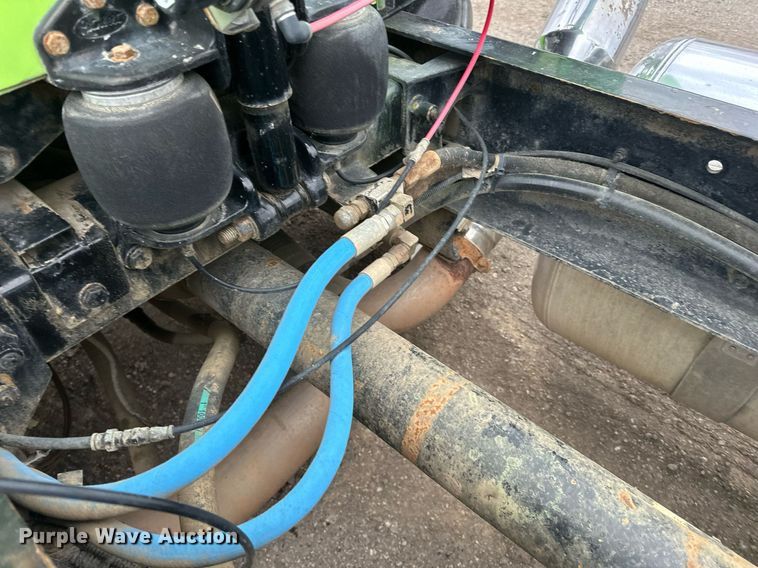 image for item EN2559 2004 Peterbilt  379 semi truck