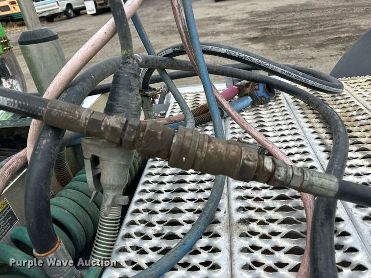 image for item EN2559 2004 Peterbilt  379 semi truck