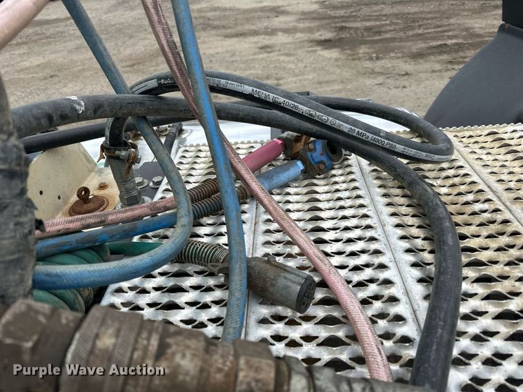 image for item EN2559 2004 Peterbilt  379 semi truck