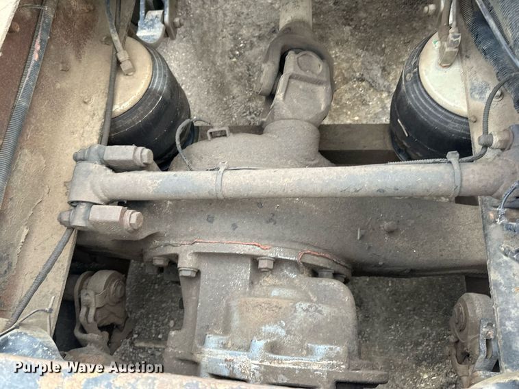 image for item EN2559 2004 Peterbilt  379 semi truck