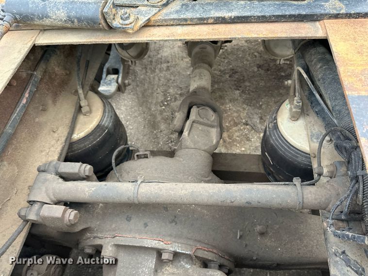 image for item EN2559 2004 Peterbilt  379 semi truck