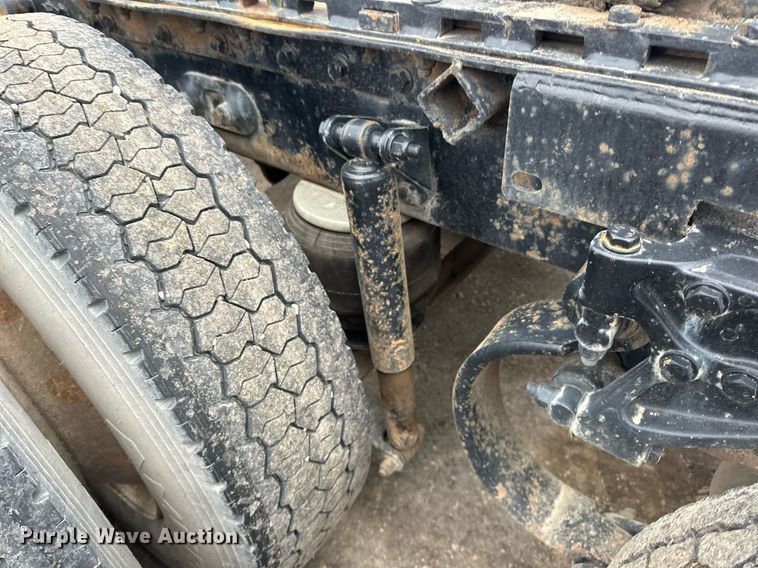 image for item EN2559 2004 Peterbilt  379 semi truck