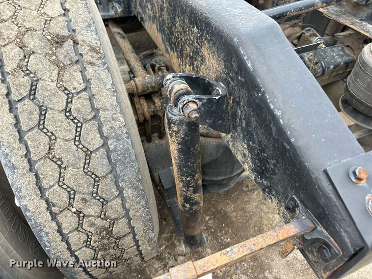 image for item EN2559 2004 Peterbilt  379 semi truck