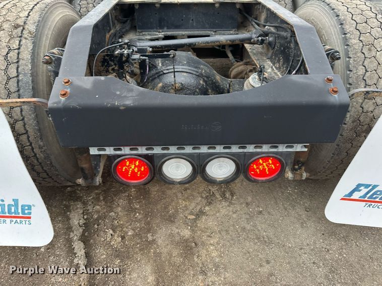 image for item EN2559 2004 Peterbilt  379 semi truck