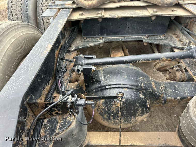 image for item EN2559 2004 Peterbilt  379 semi truck