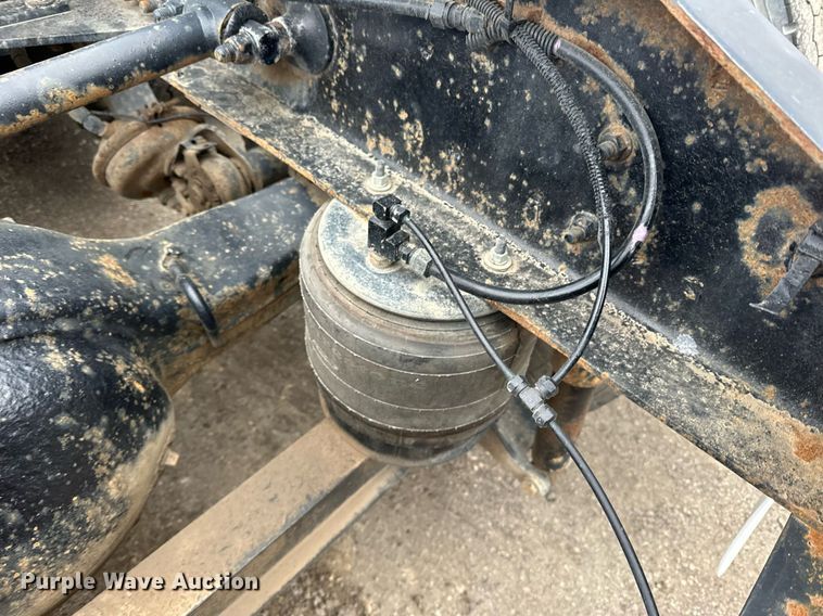 image for item EN2559 2004 Peterbilt  379 semi truck