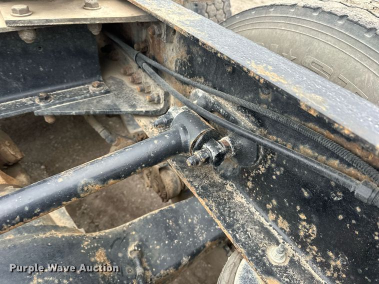 image for item EN2559 2004 Peterbilt  379 semi truck