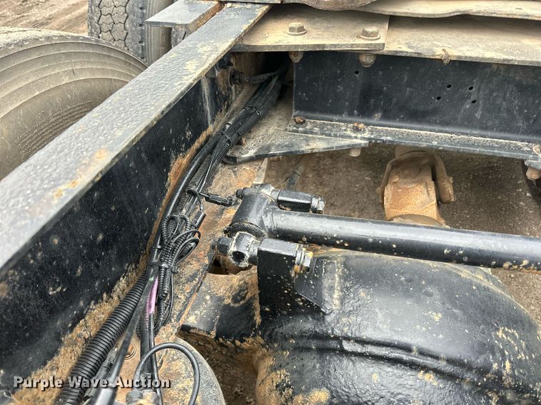 image for item EN2559 2004 Peterbilt  379 semi truck