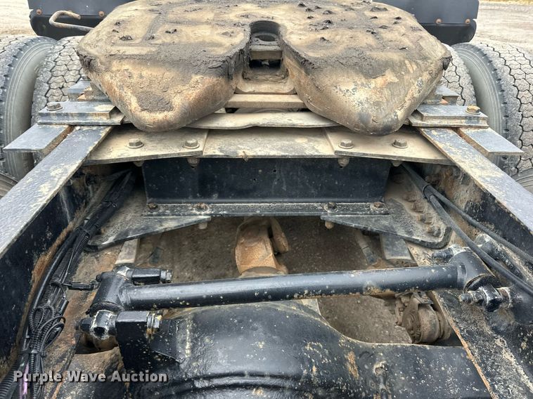 image for item EN2559 2004 Peterbilt  379 semi truck