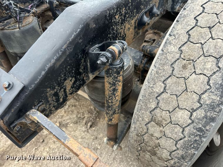 image for item EN2559 2004 Peterbilt  379 semi truck