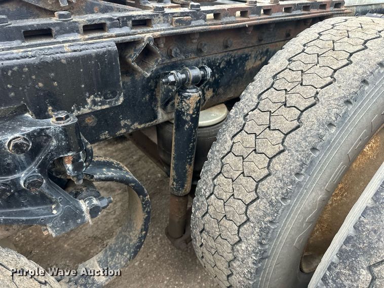 image for item EN2559 2004 Peterbilt  379 semi truck