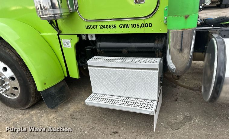 image for item EN2559 2004 Peterbilt  379 semi truck