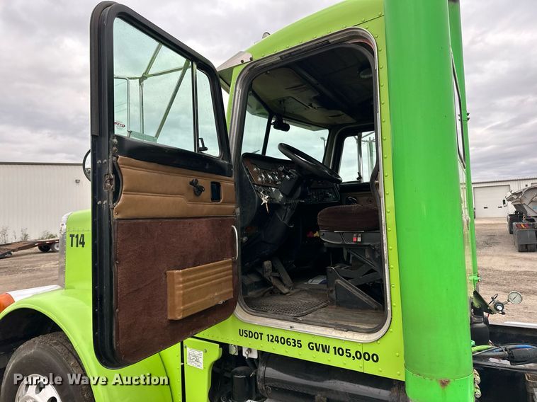 image for item EN2559 2004 Peterbilt  379 semi truck