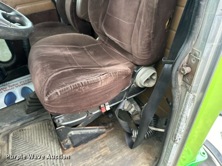 image for item EN2559 2004 Peterbilt  379 semi truck