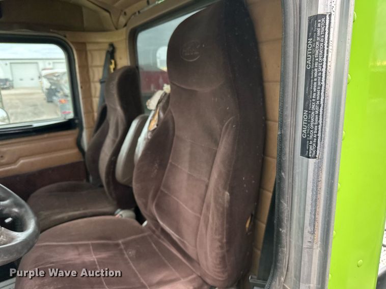 image for item EN2559 2004 Peterbilt  379 semi truck