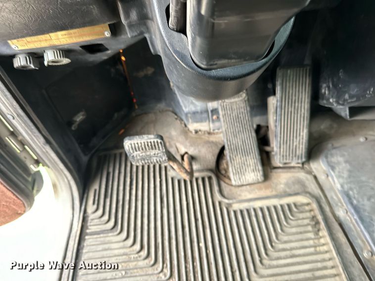 image for item EN2559 2004 Peterbilt  379 semi truck