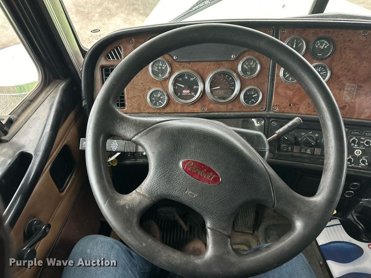 image for item EN2559 2004 Peterbilt  379 semi truck