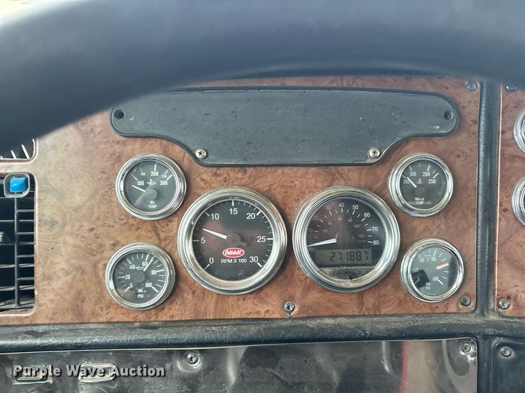 image for item EN2559 2004 Peterbilt  379 semi truck