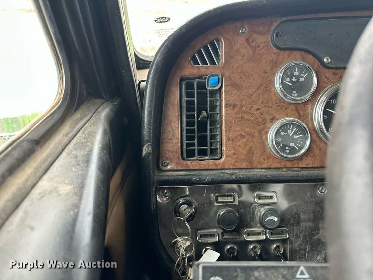image for item EN2559 2004 Peterbilt  379 semi truck