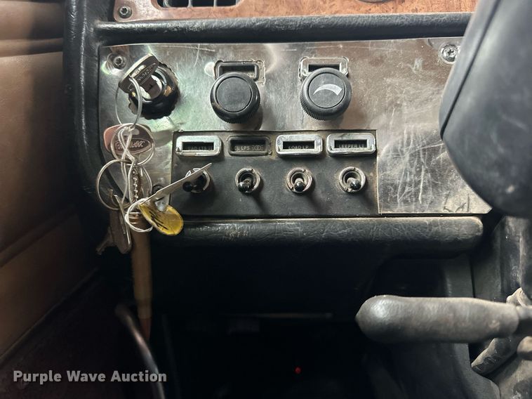 image for item EN2559 2004 Peterbilt  379 semi truck