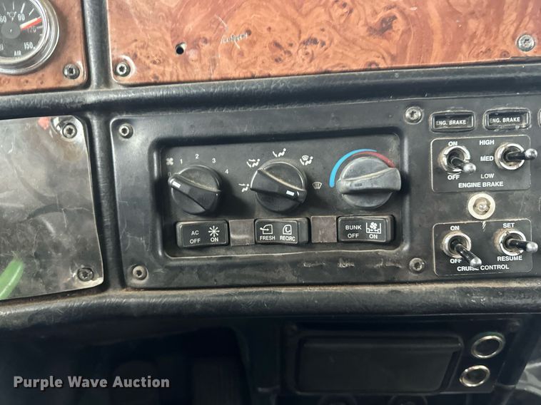 image for item EN2559 2004 Peterbilt  379 semi truck