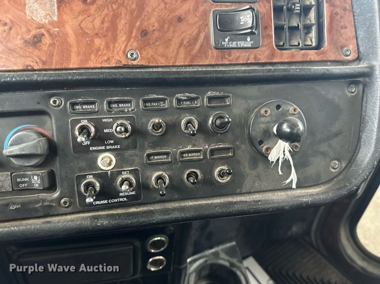 image for item EN2559 2004 Peterbilt  379 semi truck