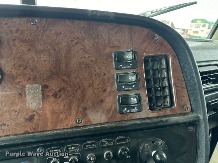 image for item EN2559 2004 Peterbilt  379 semi truck