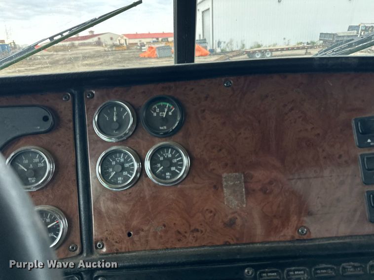 image for item EN2559 2004 Peterbilt  379 semi truck