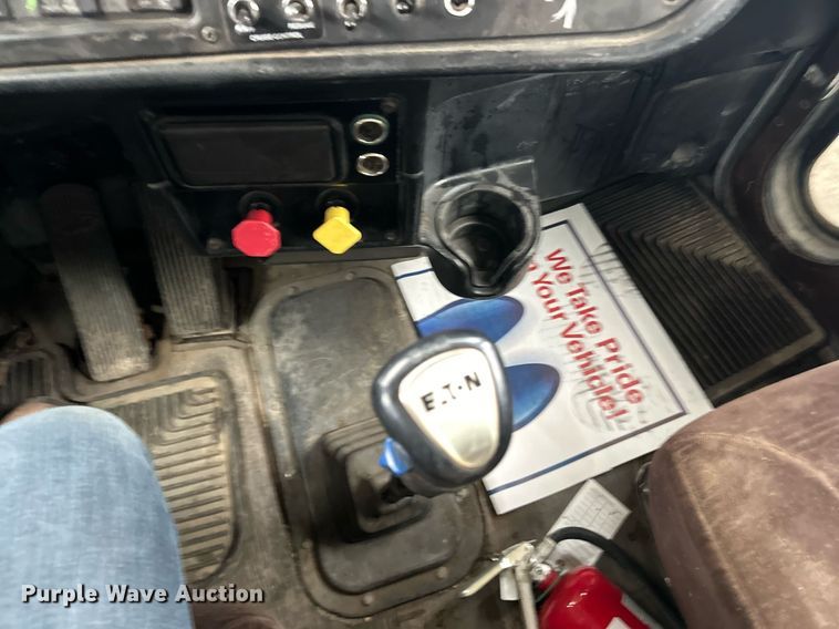 image for item EN2559 2004 Peterbilt  379 semi truck