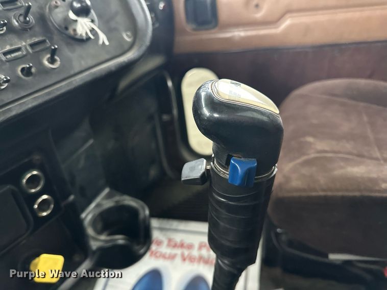 image for item EN2559 2004 Peterbilt  379 semi truck