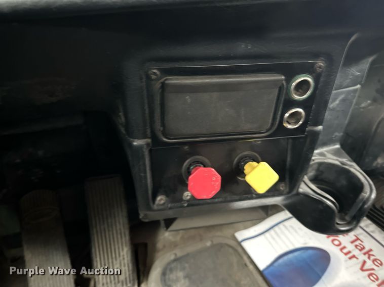 image for item EN2559 2004 Peterbilt  379 semi truck