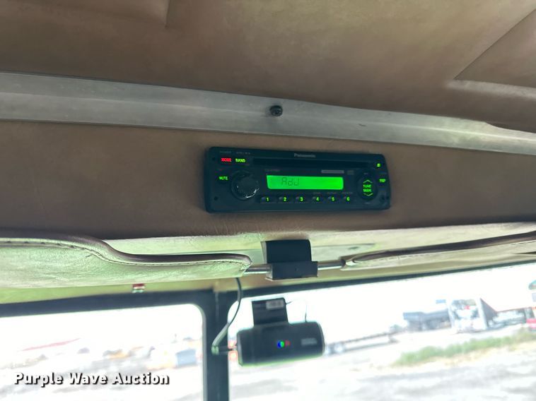 image for item EN2559 2004 Peterbilt  379 semi truck