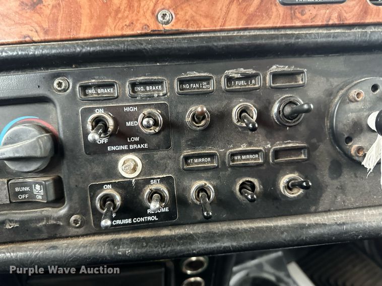 image for item EN2559 2004 Peterbilt  379 semi truck