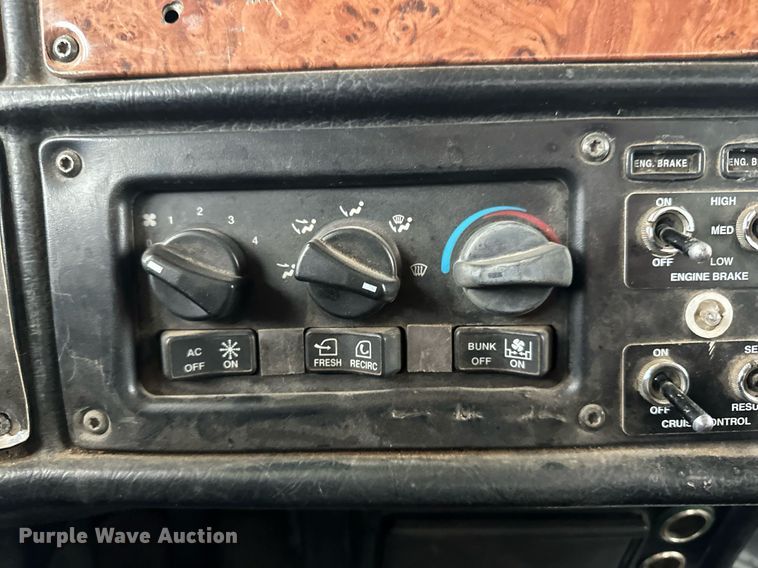 image for item EN2559 2004 Peterbilt  379 semi truck