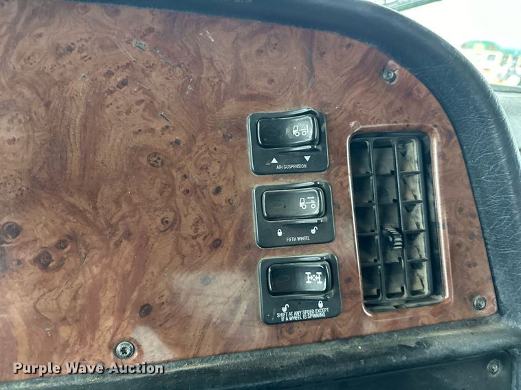 image for item EN2559 2004 Peterbilt  379 semi truck