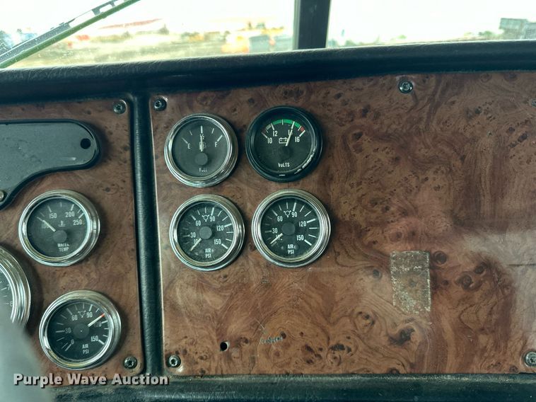 image for item EN2559 2004 Peterbilt  379 semi truck