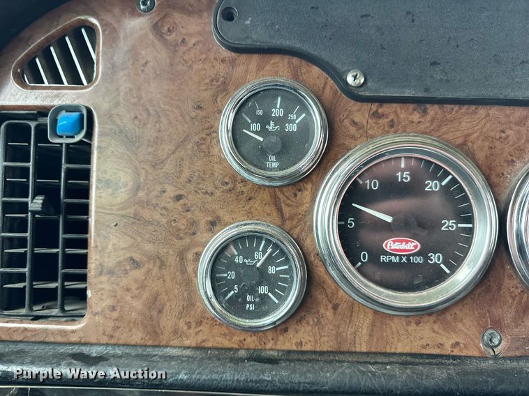 image for item EN2559 2004 Peterbilt  379 semi truck