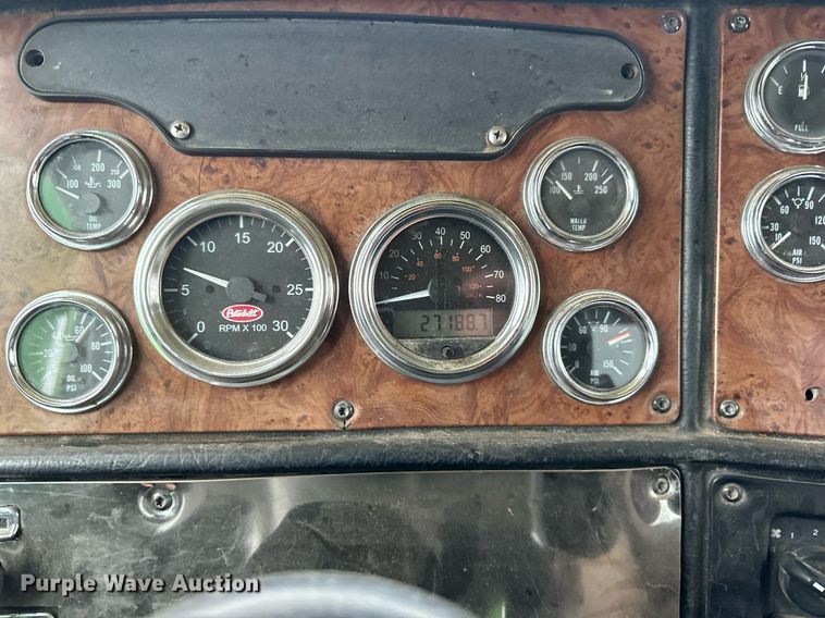 image for item EN2559 2004 Peterbilt  379 semi truck