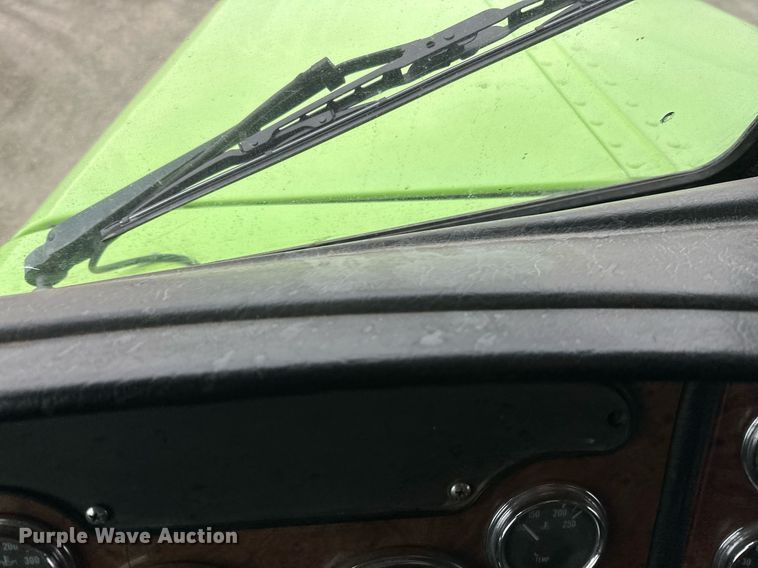 image for item EN2559 2004 Peterbilt  379 semi truck