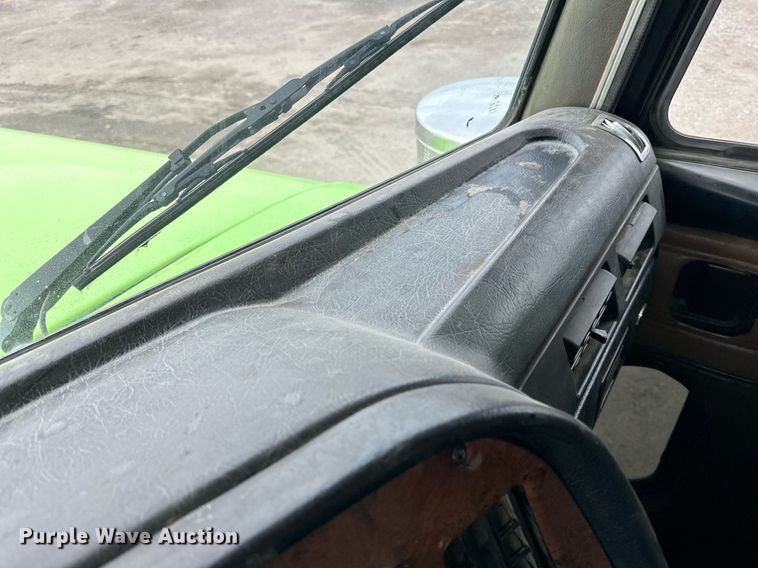 image for item EN2559 2004 Peterbilt  379 semi truck