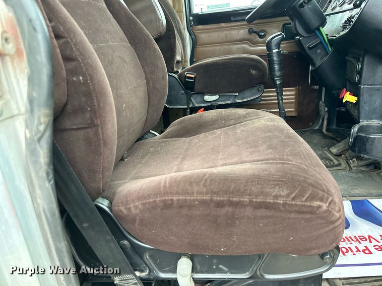 image for item EN2559 2004 Peterbilt  379 semi truck