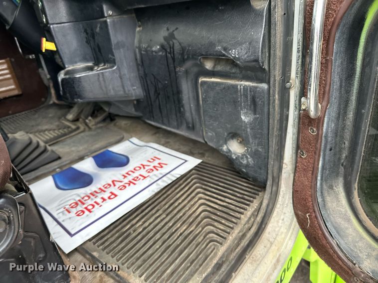 image for item EN2559 2004 Peterbilt  379 semi truck