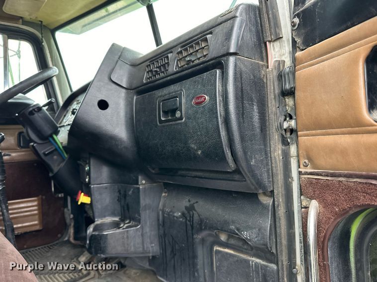 image for item EN2559 2004 Peterbilt  379 semi truck