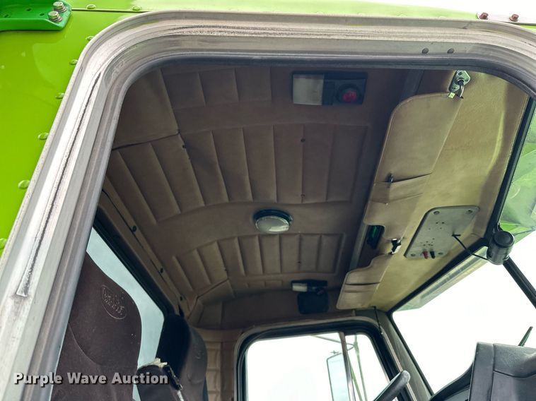 image for item EN2559 2004 Peterbilt  379 semi truck