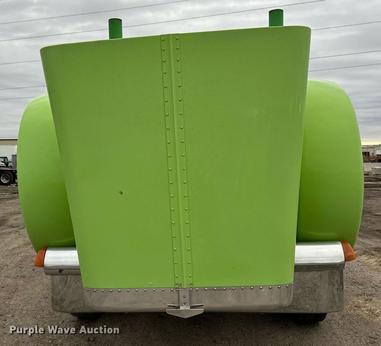 image for item EN2559 2004 Peterbilt  379 semi truck