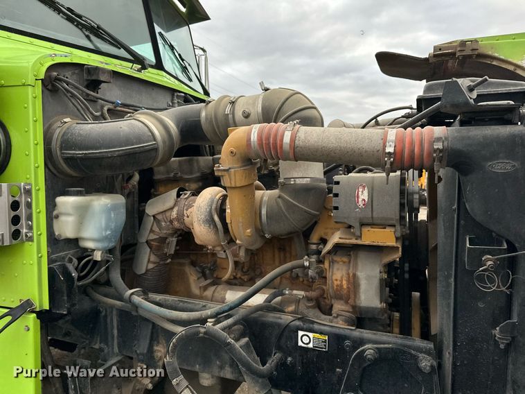 image for item EN2559 2004 Peterbilt  379 semi truck