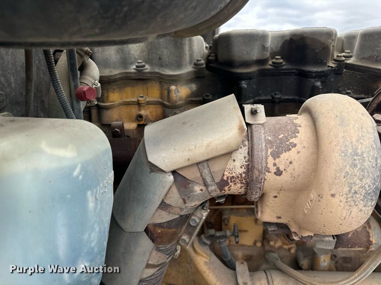 image for item EN2559 2004 Peterbilt  379 semi truck