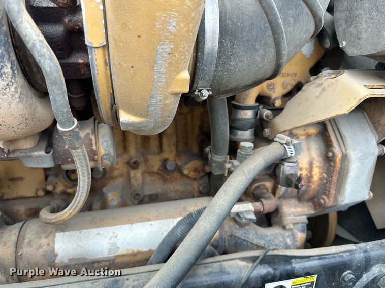 image for item EN2559 2004 Peterbilt  379 semi truck