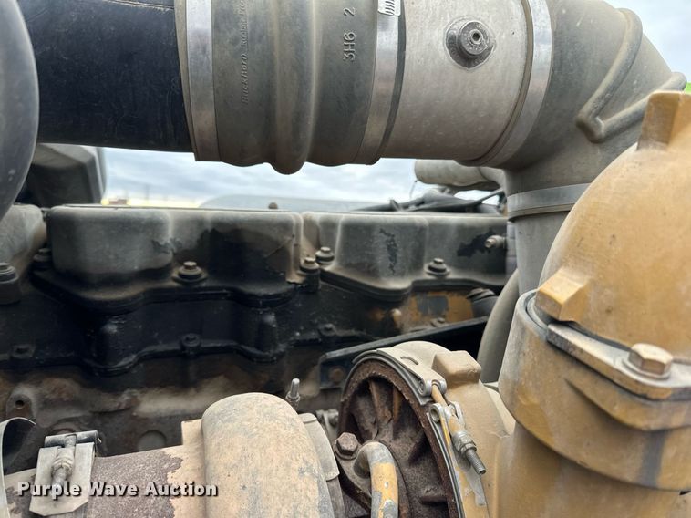 image for item EN2559 2004 Peterbilt  379 semi truck